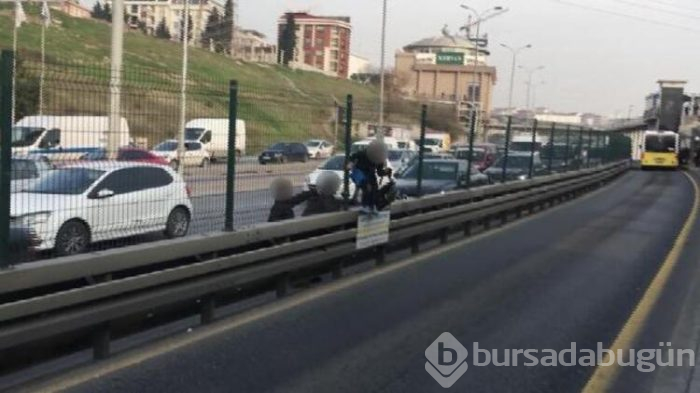 Metrobüs durağında şok görüntüler!