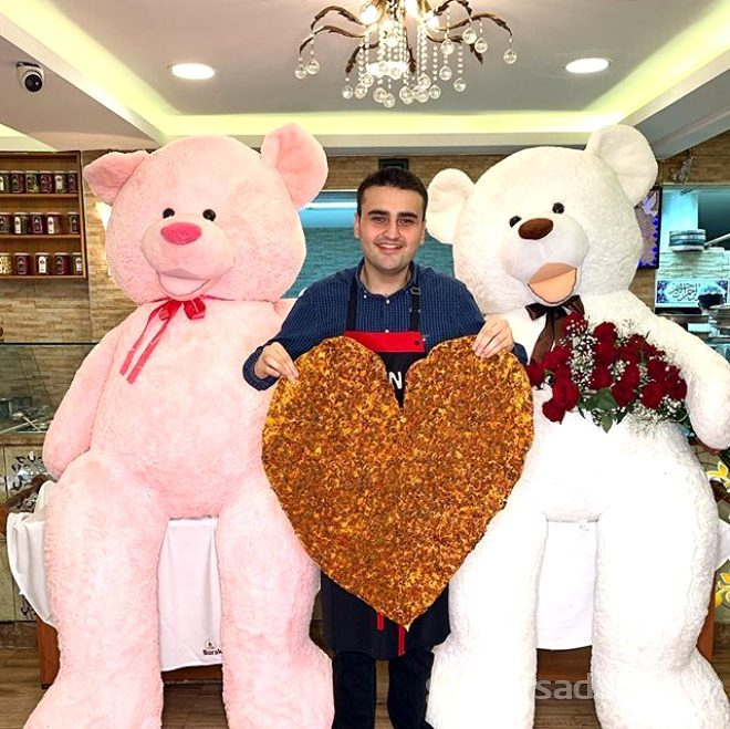 Öldü haberiyle Twitter'ı sallayan CZN Burak kimdir?