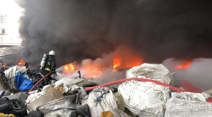 Bursa'da geri dönüşüm fabrikasında büyük yangın	