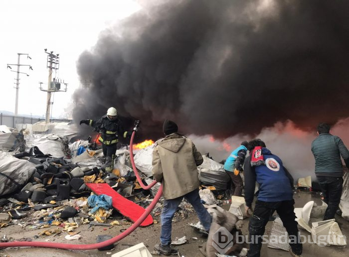 Bursa'da geri dönüşüm fabrikasında büyük yangın	