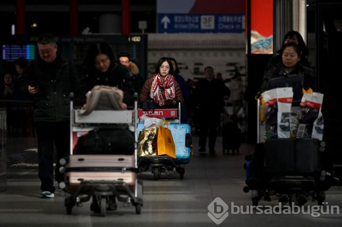 Çin'deki uçakta yolculara virüs taraması yapıldı