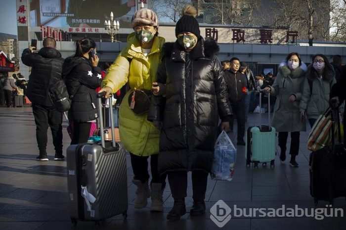Çin'deki uçakta yolculara virüs taraması yapıldı