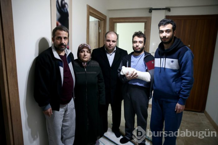 Enkaz altından kurtarılan Azize Çelik yeni evine kavuştu