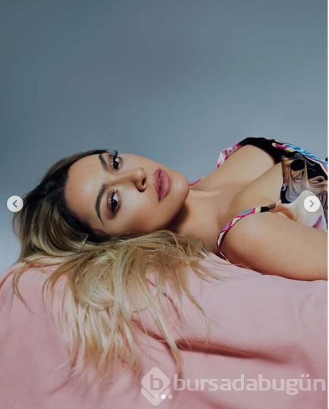 Hadise göğüs dekolteli pozlarıyla dolu dizgin!