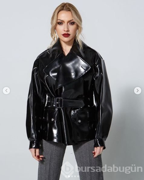 Hadise göğüs dekolteli pozlarıyla dolu dizgin!