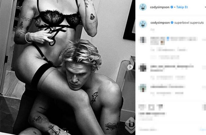 Miley Cyrus ve Cody Simpson'dan banyoda poz!