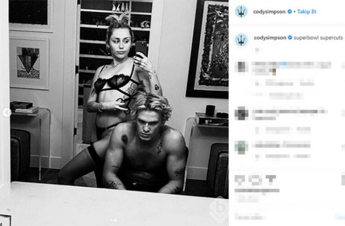 Miley Cyrus ve Cody Simpson'dan banyoda poz!
