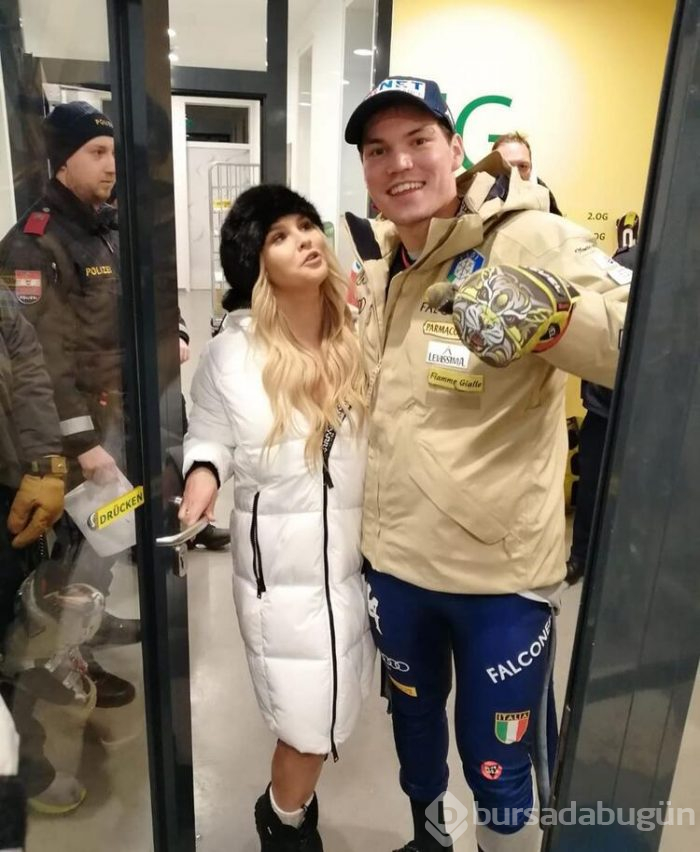 Kelly Kay sahaya girmeye çalıştı!