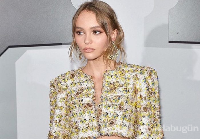 Lily-Rose Depp transparan elbisesiyle büyüledi!