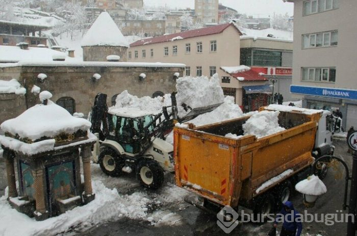 Üç metreyi geçen buz sarkıtları oluştu!