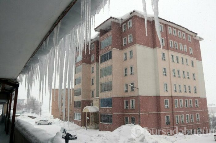 Üç metreyi geçen buz sarkıtları oluştu!