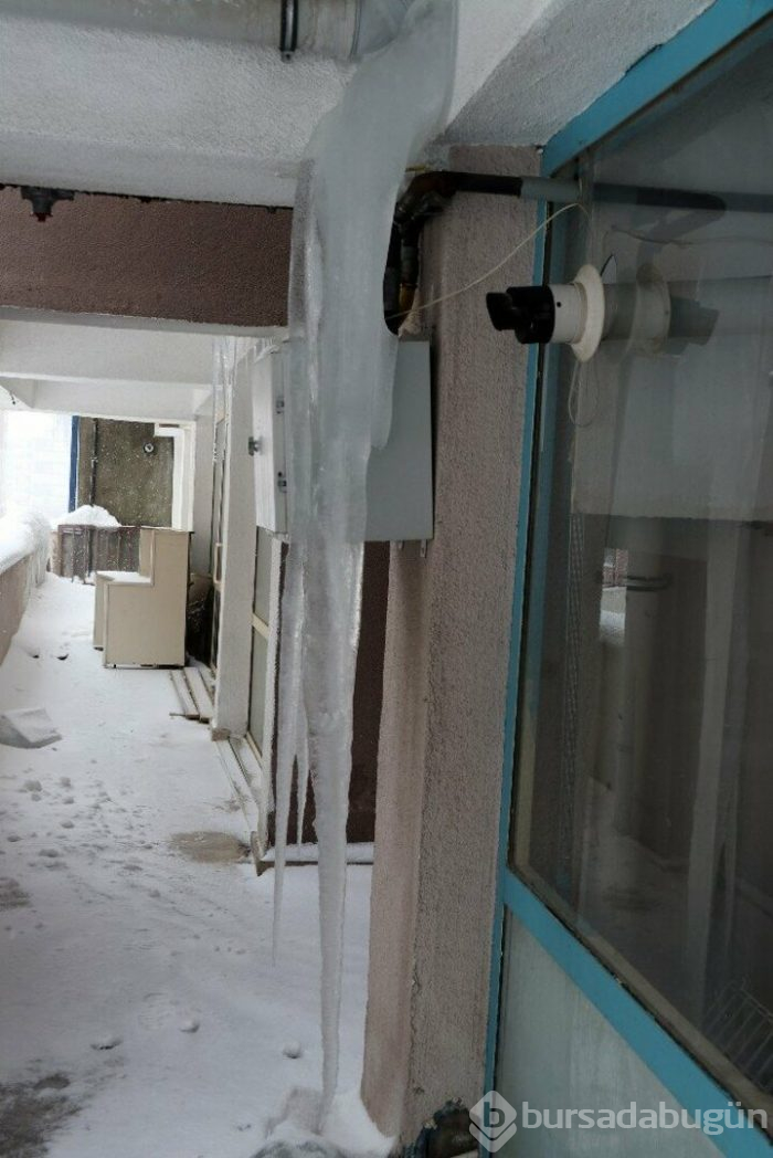Üç metreyi geçen buz sarkıtları oluştu!