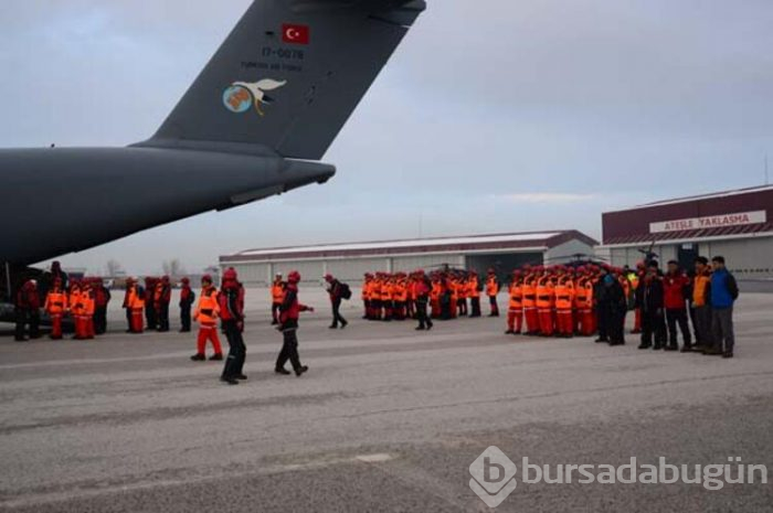 Askeri uçak Van'a indi! AFAD ve Jandarma personeli...