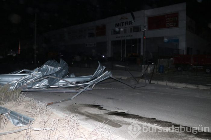 Rüzgardan çatılar uçtu, duvarlar yıkıldı!