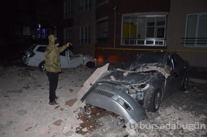 Rüzgardan çatılar uçtu, duvarlar yıkıldı!
