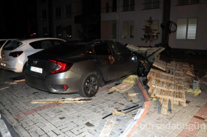 Rüzgardan çatılar uçtu, duvarlar yıkıldı!