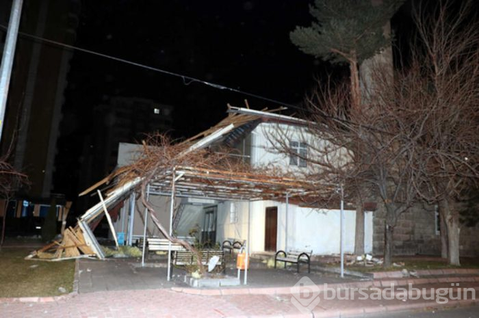 Rüzgardan çatılar uçtu, duvarlar yıkıldı!