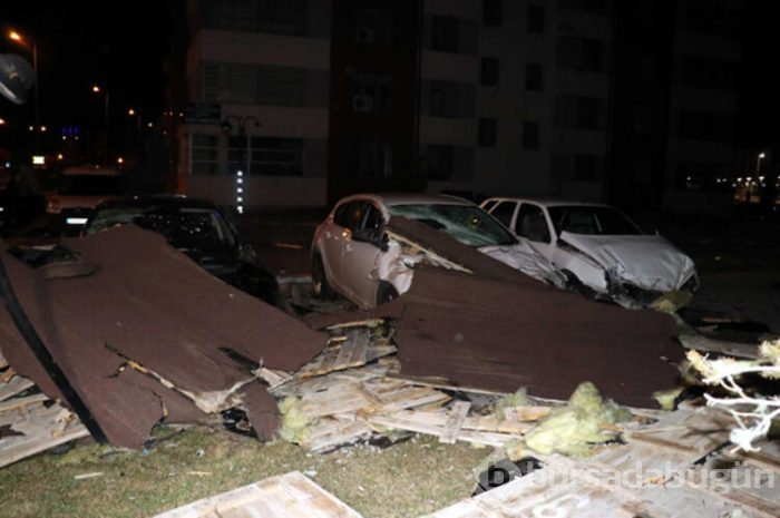 Rüzgardan çatılar uçtu, duvarlar yıkıldı!