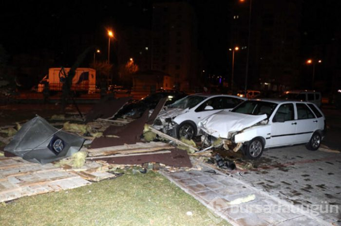 Rüzgardan çatılar uçtu, duvarlar yıkıldı!