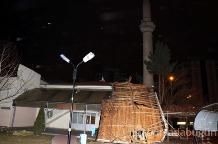 Rüzgardan çatılar uçtu, duvarlar yıkıldı!