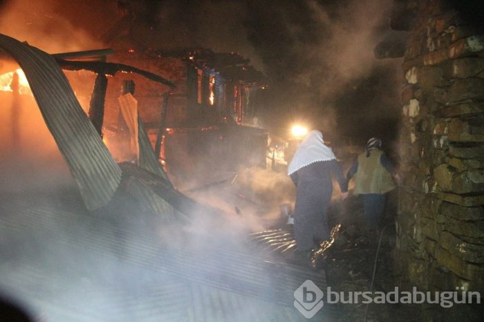 Erzurum'da ev, ahır ve samanlık yandı!