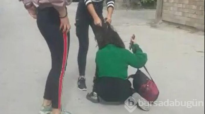 Genç kızlar çete kurmuş! Çocukları dövüyorlar...