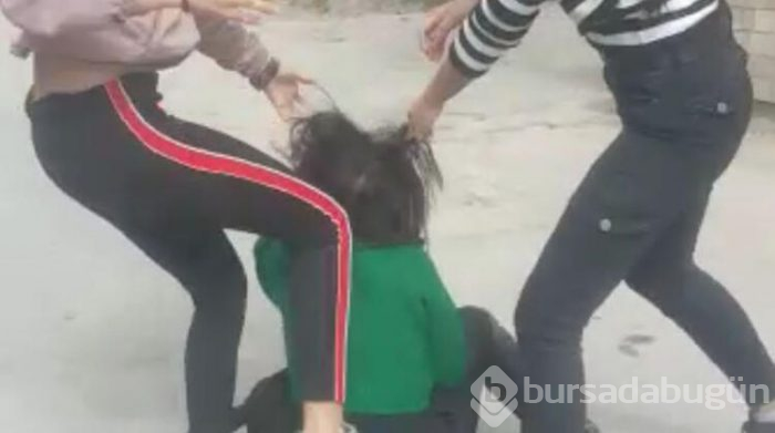 Genç kızlar çete kurmuş! Çocukları dövüyorlar...