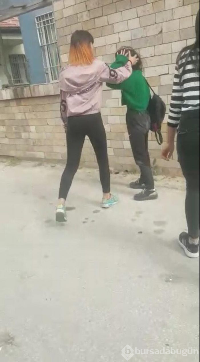 Genç kızlar çete kurmuş! Çocukları dövüyorlar...