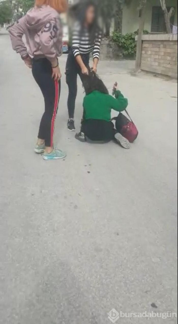 Genç kızlar çete kurmuş! Çocukları dövüyorlar...