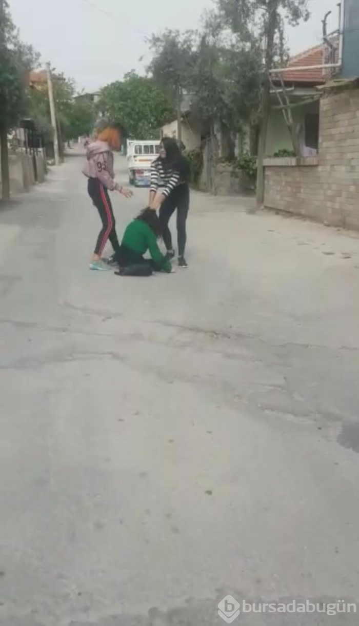 Genç kızlar çete kurmuş! Çocukları dövüyorlar...