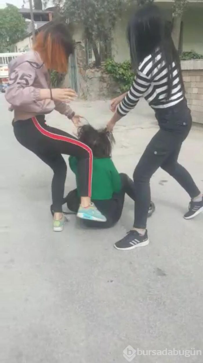Genç kızlar çete kurmuş! Çocukları dövüyorlar...