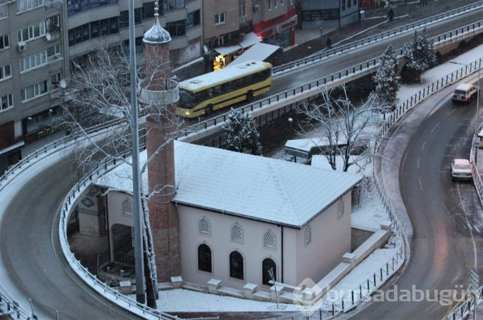 Bursa güne karla uyandı! İşte o görüntüler...	