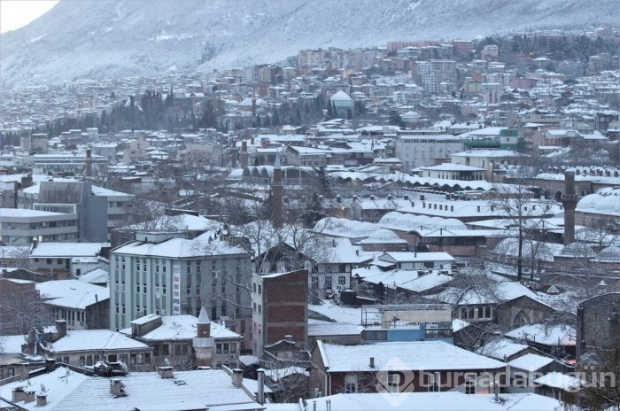 Bursa güne karla uyandı! İşte o görüntüler...	