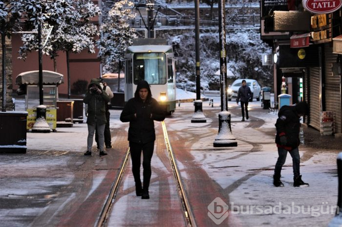 Bursa güne karla uyandı! İşte o görüntüler...	