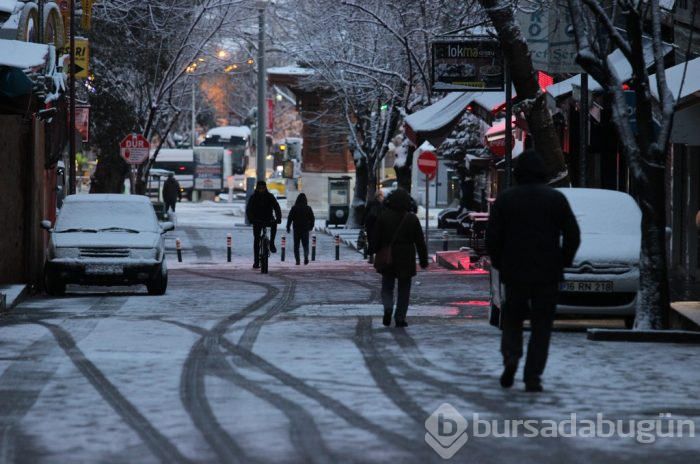 Bursa güne karla uyandı! İşte o görüntüler...	