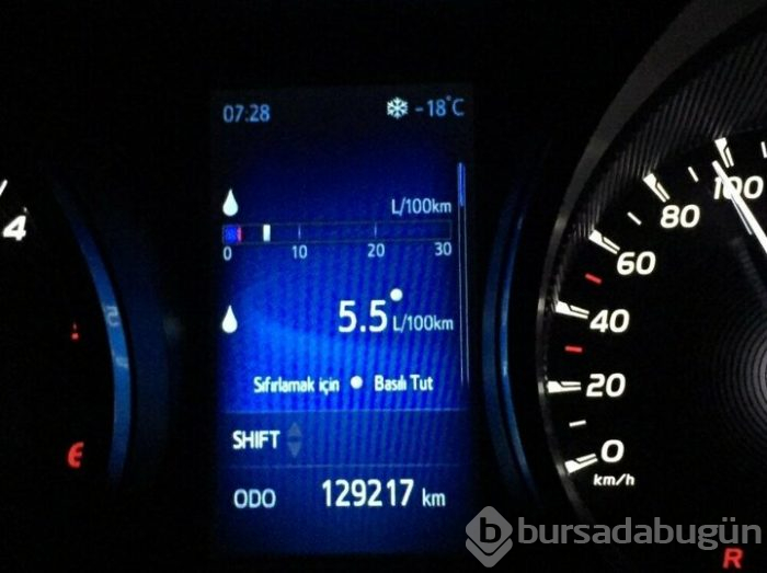 Su birikintisindeki araç buz tuttu!
