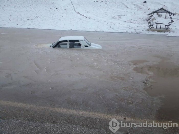 Su birikintisindeki araç buz tuttu!
