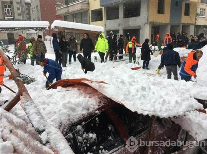 Kar nedeniyle pazar yerinin çatısı çöktü!