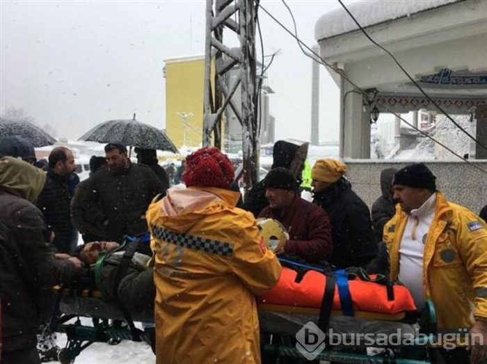 Kar nedeniyle pazar yerinin çatısı çöktü!