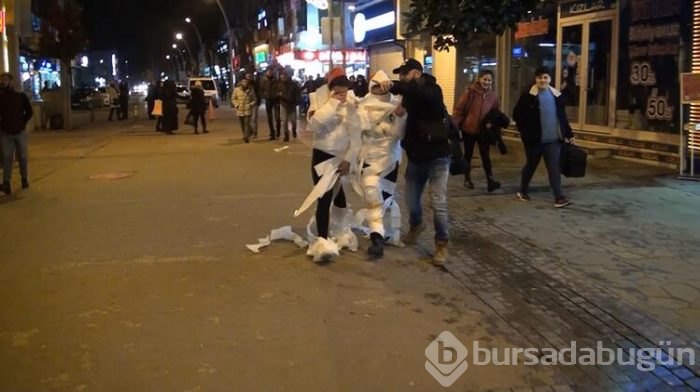 Sosyal medya paylaşımı için mumya oldular!