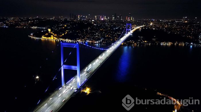 İstanbul'un simgeleri mor renge büründü