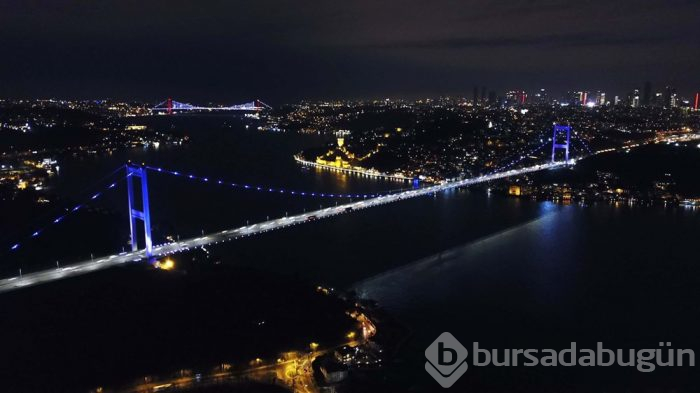 İstanbul'un simgeleri mor renge büründü