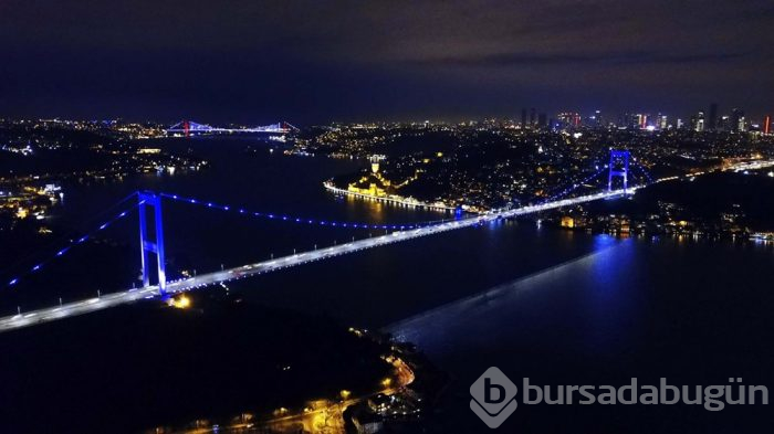 İstanbul'un simgeleri mor renge büründü