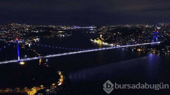 İstanbul'un simgeleri mor renge büründü