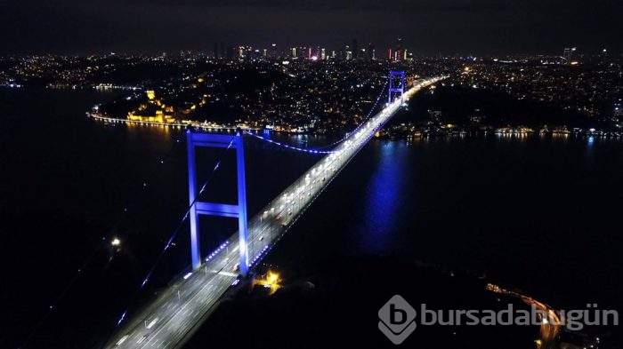 İstanbul'un simgeleri mor renge büründü