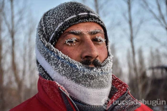 Kaşı kirpikleri bıyığı buz tutan vatandaştan soğuk hava çilesi!