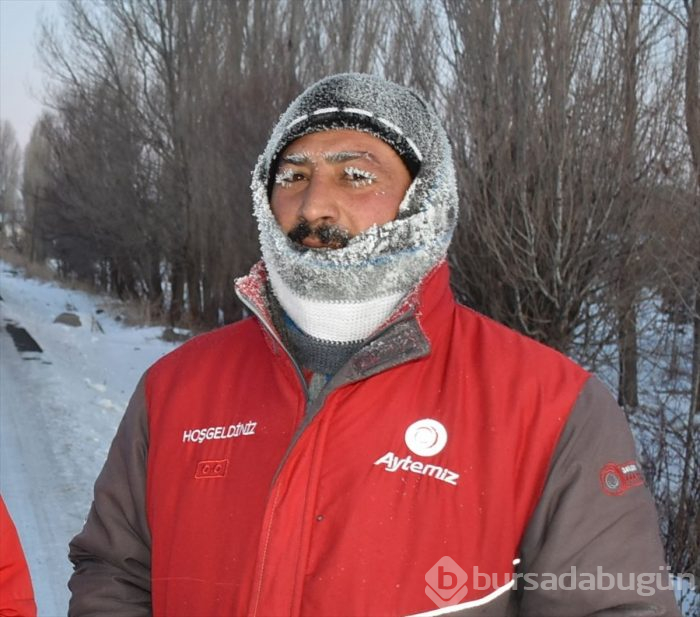 Kaşı kirpikleri bıyığı buz tutan vatandaştan soğuk hava çilesi!
