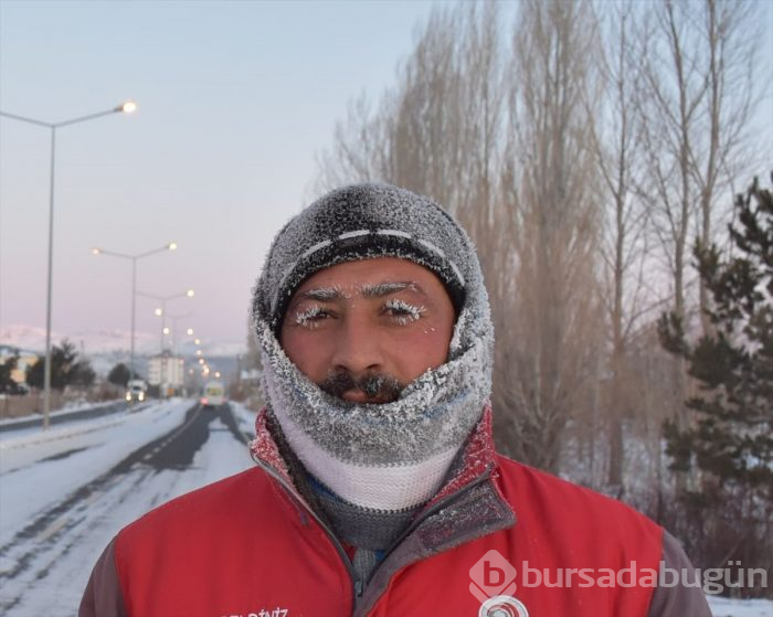 Kaşı kirpikleri bıyığı buz tutan vatandaştan soğuk hava çilesi!