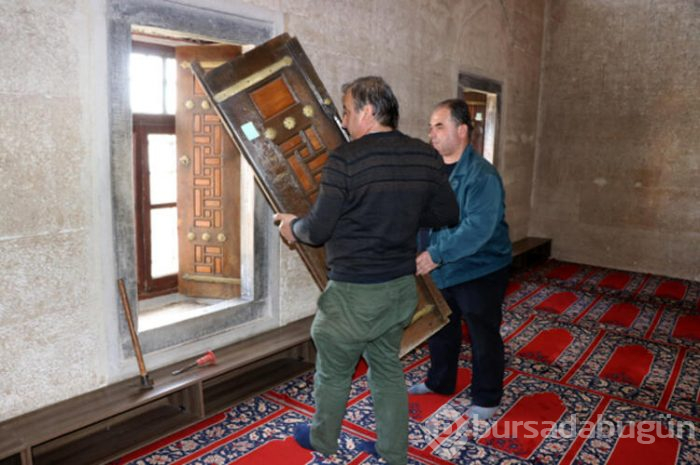 Selimiye Camii'nin tarihi kapılarına zarar verdiler!