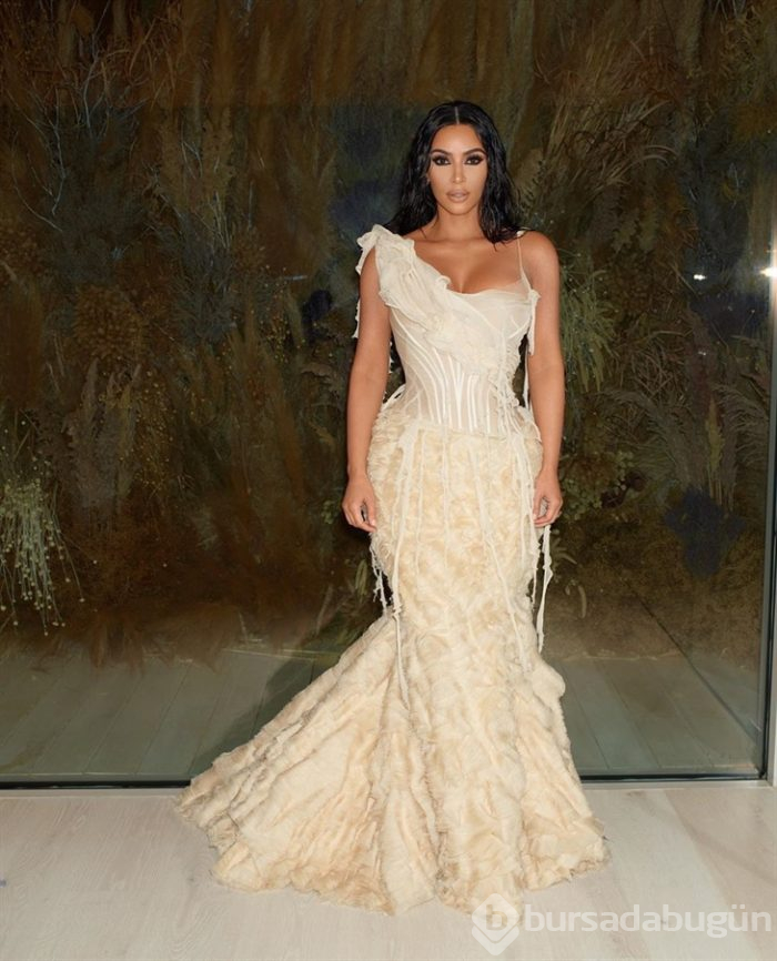 Kardashian elbisesiyle büyüledi!